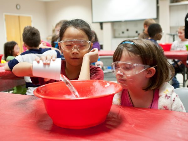 Kids experimenting camp, half header