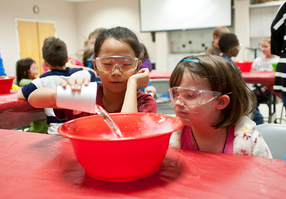 Kids experimenting camp, half header