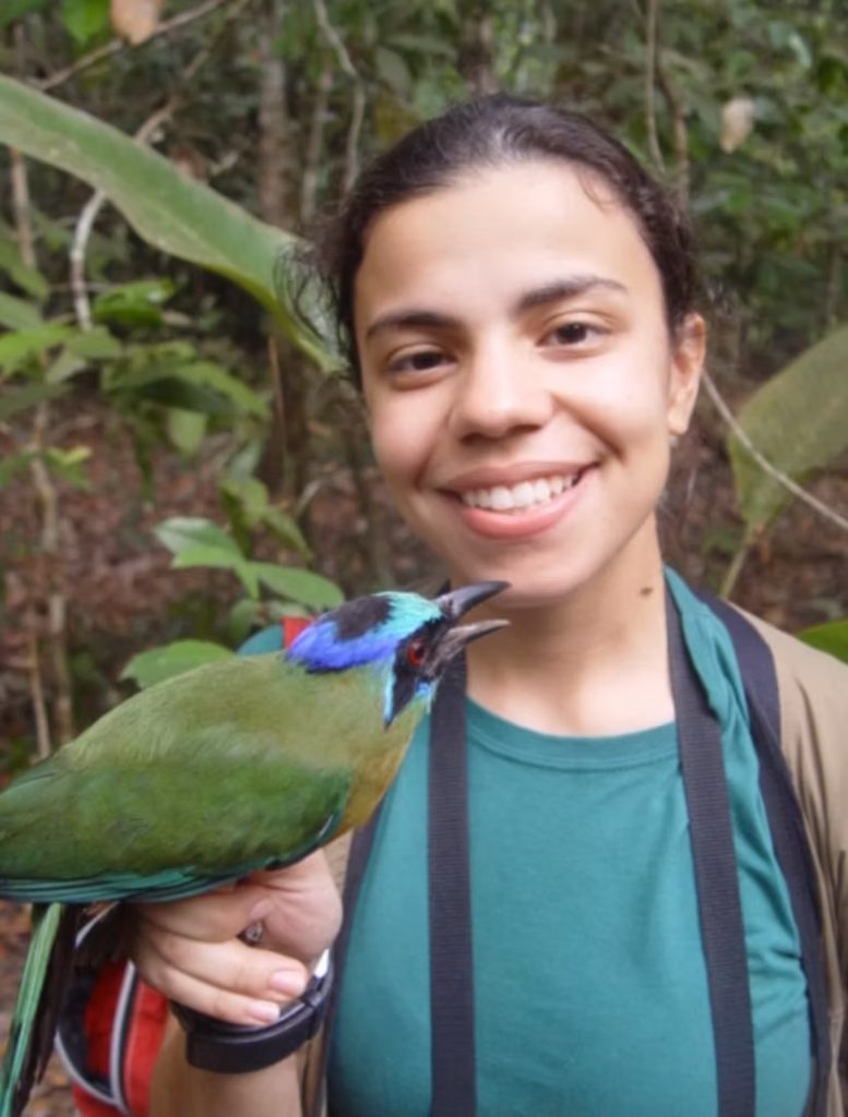 Glaucia Del-Rio holding a green and blue bird