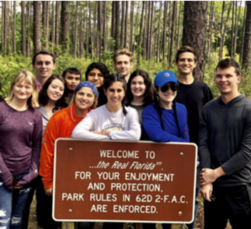 An example GLY 1150L class experiencing the geologyof “Real Floridaism” on a field trip. Photo courtesy of Kyle Bostick.