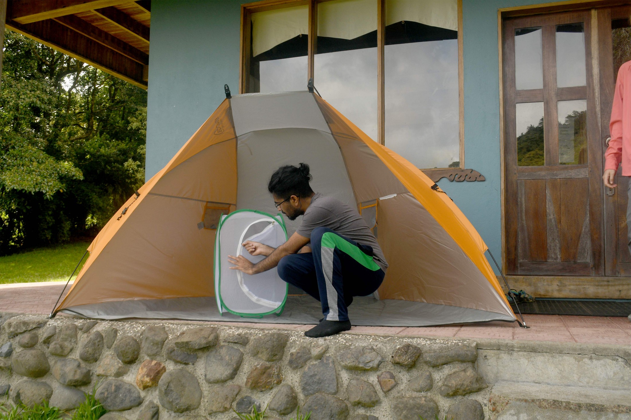 Yash Sondi erige una carpa pLAM sobre la cubierta en una estación de campo en Costa Rica, donde los investigadores probaron el equipo con mariposas en los bosques nubosos de Monteverde.