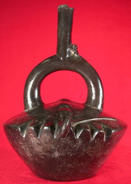 Stirrup Spout Bottle with Ray Effigy