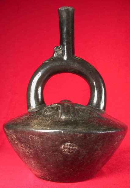 Stirrup Spout Bottle with Ray Effigy
