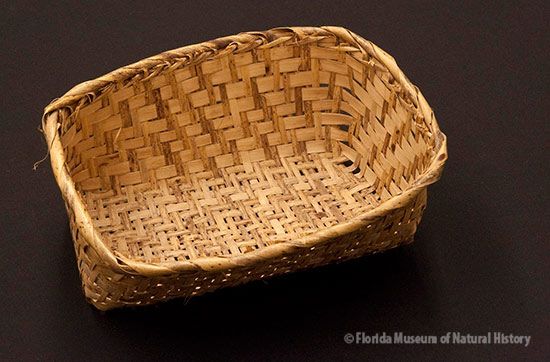 Basket, Miccosukee, split palmetto, 2/2 twill, ca. 1949, 8 x 14.5 x 20 cm. Collected at Tamiami Trail by John M. Goggin (3933-92904).
