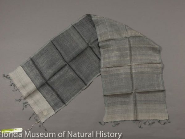 Scarf composed of 100% tasar silk (Antheraea paphia= mylitta). Made in India.