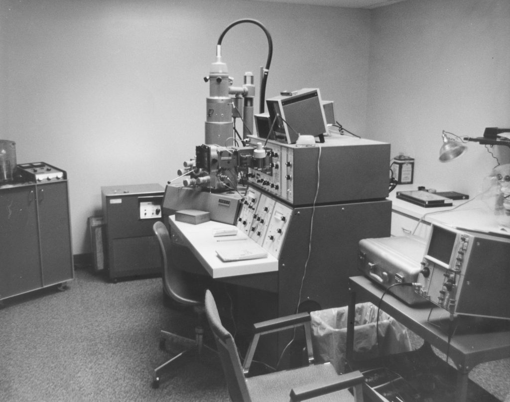 Picture of a room with a scanning electron microscope.