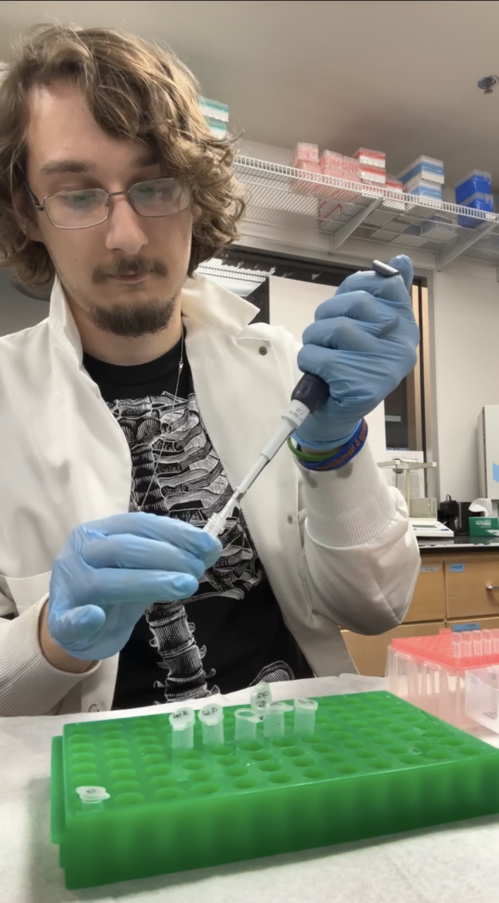 Picture of a man working in a DNA lab.