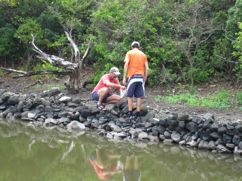 Gustav and François bagging a giant crab 