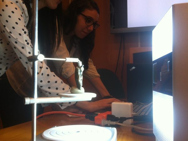 Camila Gutierrez teaches Andrea DeRenzis how to use the surface scanner during our intro meeting