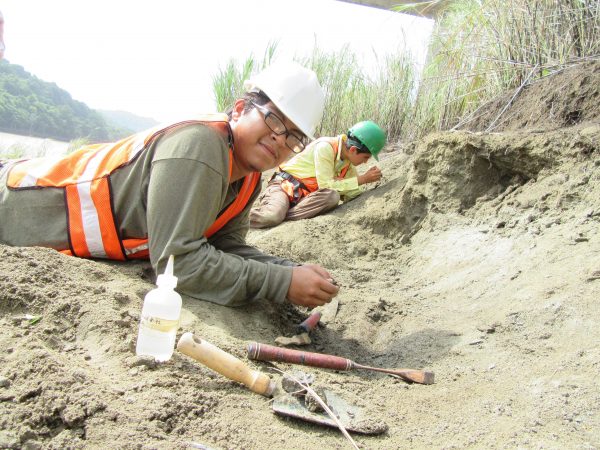 PCP-PIRE Summer 2015 Intern Isaac Magallanes (foreground) and Gina Roberti (background) dig in the sedimentary sequences of the Panama Canal.