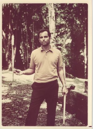 John Turner (izquierda) con una tarantula. © Foto cortesía de J. Turner.