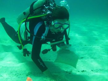 Sahale Casebolt samples sediment off the coast of Panama. © Photo courtesy of S. Casebolt.