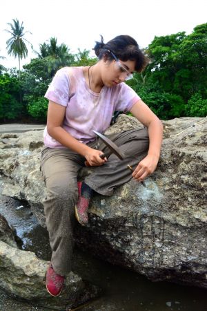 PCP PIRE Intern Michelle Barboza extracts a fossil shark tooth from the sediment during the field course in the Azuero Peninsula. © Photo by R. Henderek.