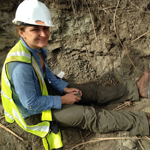 Sonia Sanchez breaking open rocks at the Panama Canal to look for fossils. Photo by S. Westacott.