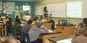 Students in California learn science using Panama fossils. © Photo by Cheryl McLaughlin.