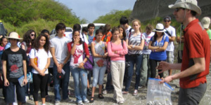 Isaac Rabin students listen to Austin Hendy’s explanation about marine fossil shells in the Gatun Formation (Colon, Panama). © Picture by Bruce MacFadden.
