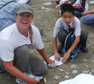 Teachers with Panamanian students in the field, Gatun Formation. © Photo by California Teachers Project – PCP PIRE.