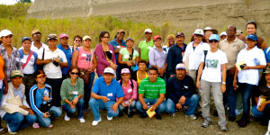 School teachers visited the Gatun Formation in a field trip led by Catalina Pimiento, PCP-PIRE grad student. © Photo by Gabriel Thomas.