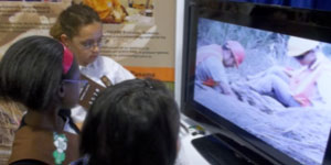 A group of Girl Scouts interact with paleontologists working at the Panama Canal. © Photo by Luz Helena Oviedo.