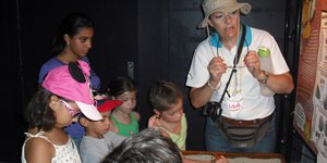 Lidia de Valencia and children looking for fossils from the Gatun Formation. © Photo by Luz Helena Oviedo.