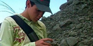 Juan Camilo looking for fossils in the field © Photo by Catalina Pimiento.