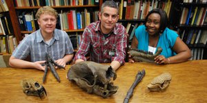 Sean Moran (PCP-PIRE grad student), Jason Bourque (Vertebrate Paleontology Preparator at FLMNH), and Chanika Symister (PCP-PIRE research assistant.), made the casts for the Biomuseo © Photo by Luz Helena Oviedo.