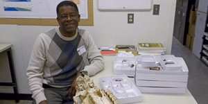 Carlos Iglesias in the Florida Museum of Natural History vertebrate paleontology lab. © Photo by Luz Helena Oviedo.