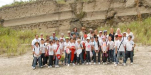 St George School students in the field with PCP-PIRE members. © Photo by Patricia Solis.