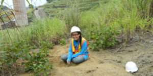 Lina Pérez, Universidad de los Andes student, at the Panama Canal expansion area. © Photo by Héctor Zamora.