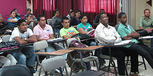 Students and professors from the UNACHI during a talk session. © Photo by Jorge Pino.