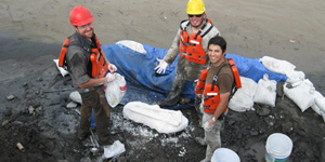 Aaron Wood (left) after doing a plaster jacket with Jorge Moreno (center) and Juan David Carrillo (right). © Photo by María Camila Vallejo.