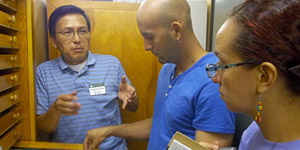 Hongshan Wang and Fabiany Herrera hosted Isabel Acero at the Paleobotany collection. © Photo by Luz Helena Oviedo.