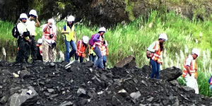 Panamanian students in the Panama Canal area looking for fossils. © Photo by Jorge Pino.