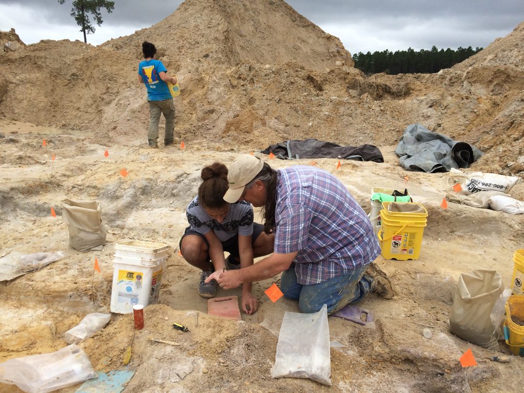 Jonathan Bloch identifying the ibis tarsometatarsus with Jaiden Torres. Florida Museum photo by Deborah Poulalion.