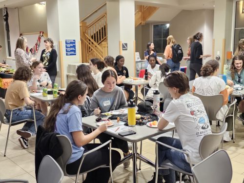 Students eating at the TESI Hallow-green event. 