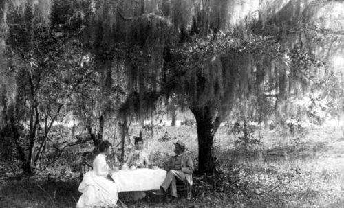 Florence Dakin picnicking with her parents at the Racimo Plantation